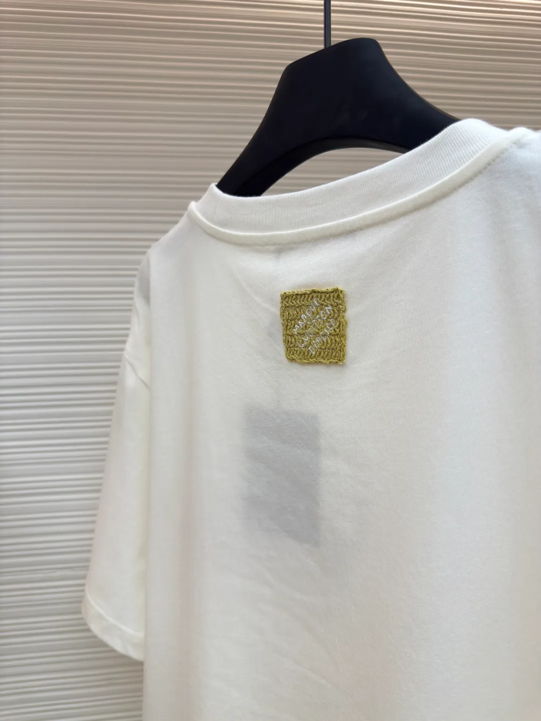 LOUIS VUITTON 拉菲草字母刺绣短袖 ●正品：10399购入开发 ●货号：1680198-A10 ●面料：平织优质棉 ●工艺：双纱拉架螺纹  ●版型：合身版型 ●克重：约285克 ●尺码：XS-S-M-L ●描述：巧妙运用拉菲草般的标志性元素，为经典廓形增添一抹手工气息。 Decorated with Louis Vuitton embroidery on the chest and Marque 1.Vuitton Dé 💰osée label on the back. The overall wiring is straight and delicate, the fabric is comfortable and soft, and the color is consistent without color difference. It can be matched with the same style to create a fashionable look and control various occasions. Customized accessories, complete with three standards, same style for men and women!